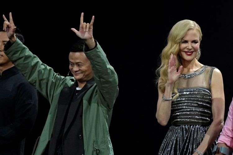 Jack Ma, presidente de Alibaba Group, y la actriz Nicole Kidman asisten a un espectáculo durante el festival de compras globales 11.11 o Día de los Solteros en China. Foto: REUTERS/Aly Song.