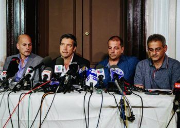 Sobrevivientes del ataque terrorista en Nueva York Ivan Brajkovic, Ariel Benvenuto, Juan Pablo Trevisan y Guillermo Banchini se dirigen a la prensa en el consulado argentino en Nueva York. Foto: EFE