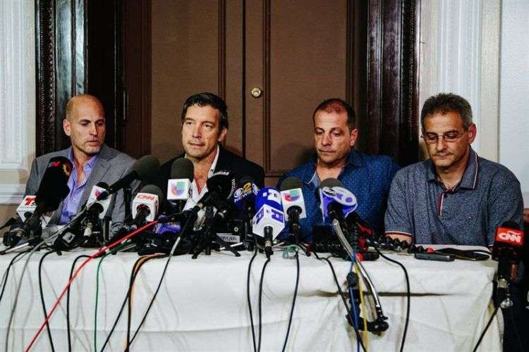 Sobrevivientes del ataque terrorista en Nueva York Ivan Brajkovic, Ariel Benvenuto, Juan Pablo Trevisan y Guillermo Banchini se dirigen a la prensa en el consulado argentino en Nueva York. Foto: EFE