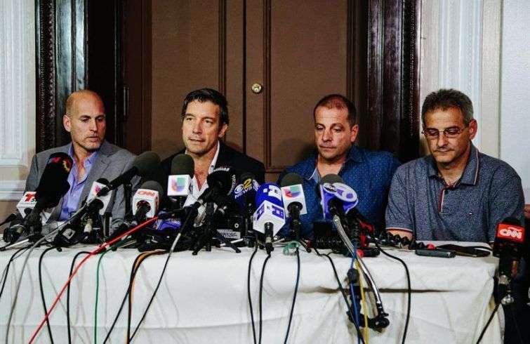 Sobrevivientes del ataque terrorista en Nueva York Ivan Brajkovic, Ariel Benvenuto, Juan Pablo Trevisan y Guillermo Banchini se dirigen a la prensa en el consulado argentino en Nueva York. Foto: EFE