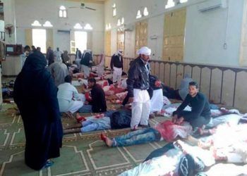 Varias personas permanecen junto a cuerpos sin vida en el interior una mezquita contra la que se ha perpetrado un ataque, en la ciudad de Al Arish, en el norte de la península del Sinaí (Egipto), hoy. Foto: EFE.