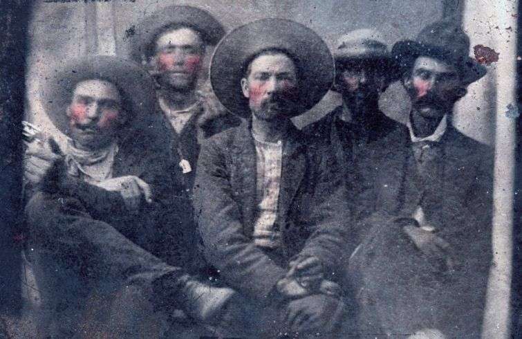 Foto que según expertos muestra a Billy the Kid (segundo desde la izquierda) y Pat Garrett, el sheriff que lo mató (a la extrema derecha), que valdría una millonada. Su dueño, un aficionado a la historia, la compró por 10 dólares en un mercado de pulgas y dice que no piensa venderla, al menos por ahora. Foto: Cortesía de Frank Abrams vía AP.