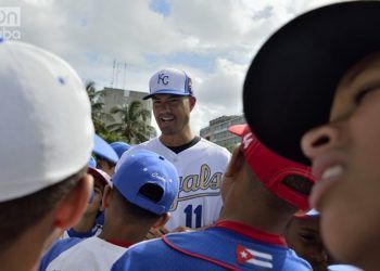 Jeremy Guthrie, un lanzador de 13 temporadas en las Grandes Ligas de EE.UU. intercambia con niños cubanos. Foto: Otmaro Rodríguez.
