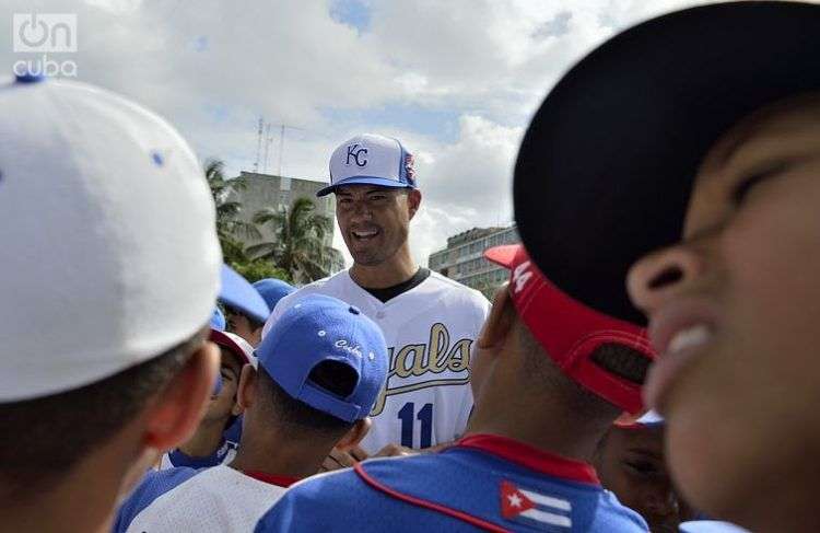 Jeremy Guthrie, un lanzador de 13 temporadas en las Grandes Ligas de EE.UU. intercambia con niños cubanos. Foto: Otmaro Rodríguez.
