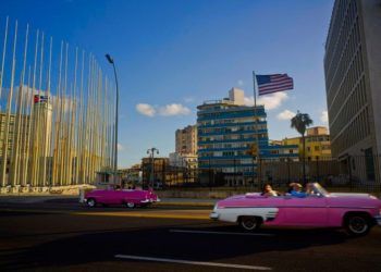 Turistas se desplazan frente a la embajada de Estados Unidos en La Habana. Foto: Ramón Espinosa / AP.