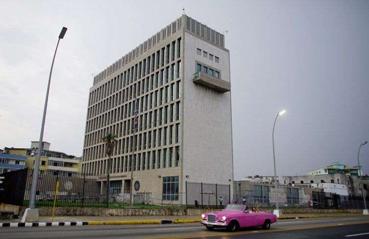 Un auto de renta para turistas pasa frente a la Embajada de EE.UU. En La Habana. Foto: Alexandre Meneghini / Reuters.