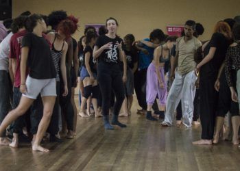 Fleur Darkin durante el montaje de Equilux con los bailarines de Danza Contemporánea de Cuba, en La Habana. Foto: Adolfo Izquierdo.