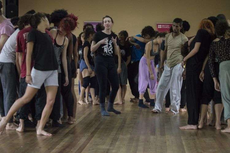 Fleur Darkin durante el montaje de Equilux con los bailarines de Danza Contemporánea de Cuba, en La Habana. Foto: Adolfo Izquierdo.