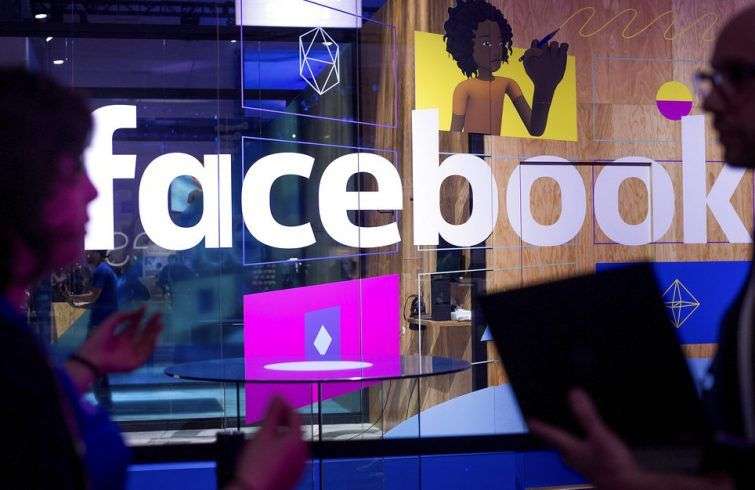 Trabajadores hablando durante una conferencia anual de programadores F8 de Facebook, en San José, California. Foto: Noah Berger / AP.