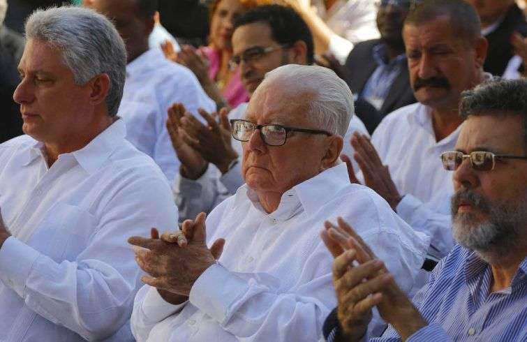 Imagen del 9 de febrero de 2017, donde el intelectual y político cubano Armando Hart Dávalos, centro, acude a la inauguración de la 26ta Feria Internacional del Libro en La Habana. Foto: Desmond Boylan / AP.