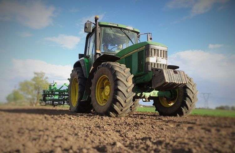 Los tractores John Deere son reconocidos en todo el mundo. Foto: MotylAgriculture / YouTube.