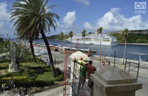 Trabajadores del proyecto privado Restauro Habana construyen la réplica del Pórtico de la calle O'Reilly. Foto: Otmaro Rodríguez.