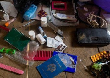 En la foto, objetos personales de migrantes cubanos en su estancia en el Tapón del Darien. Foto: Lissete Poole.