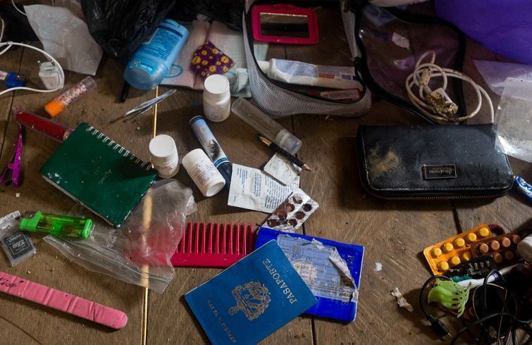 En la foto, objetos personales de migrantes cubanos en su estancia en el Tapón del Darien. Foto: Lissete Poole.