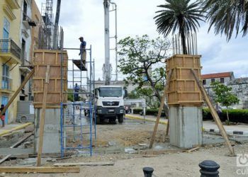 Trabajadores del proyecto privado Restauro Habana construyen la réplica del Pórtico de la antigua Puerta de O'Reilly. Foto: Otmaro Rodríguez.