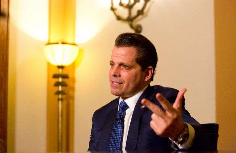 El ex jefe de comunicaciones de la Casa Blanca Anthony Scaramucci en una entrevista con la AP en Jerusalén el 20 de noviembre del 2017. Foto: Ariel Schalit / AP.