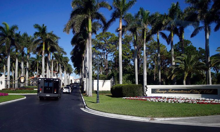 La caravana de autos del presidente Donald Trump arriba al Trump International Golf Club, 22 de noviembre de 2017, en West Palm Beach, Florida (AP Foto/Alex Brandon)