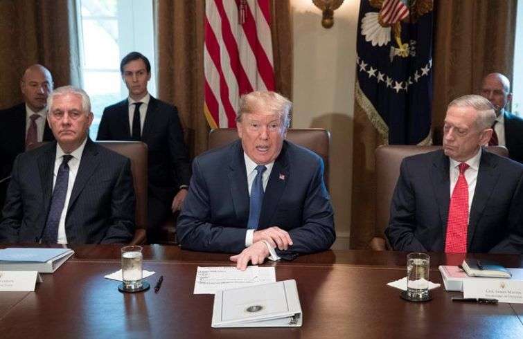 El presidente Donald Trump en una reunión con su gabinete en la Casa Blanca hoy. Foto: Michael Reynolds / EFE.