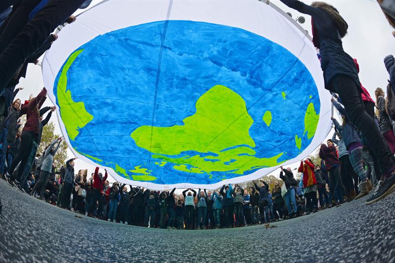 Varios activistas se manifiestan durante la jornada inaugural de la Conferencia sobre el Cambio Climático de la ONU COP23 en Bonn, Alemania hoy, 6 de noviembre de 2017. EFE/ Philipp Guelland