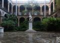 Patio interior del Palacio de los Capitanes Generales con la estatua de Cristóbal Colón, ahora reabierto al público. Foto: Claudio Pelaez Sordo.