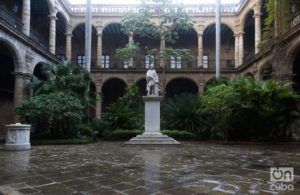 Patio interior del Palacio de los Capitanes Generales con la estatua de Cristóbal Colón, ahora reabierto al público. Foto: Claudio Pelaez Sordo.