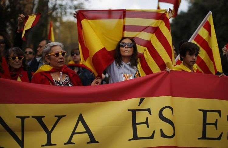 Simpatizantes contra de la independencia de Cataluña en una marcha en Barcelona. Foto: Manu Fernández / AP.