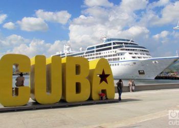El crucero estadounidense Insignia en la bahía de Santiago de Cuba. Foto: Claudia García.