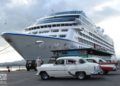 El crucero Insignia, de Oceania Cruise Line, en la bahía de Santiago de Cuba. Foto: Claudia García.