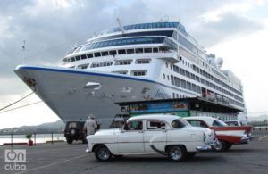 El crucero Insignia, de Oceania Cruise Line, en la bahía de Santiago de Cuba. Foto: Claudia García.