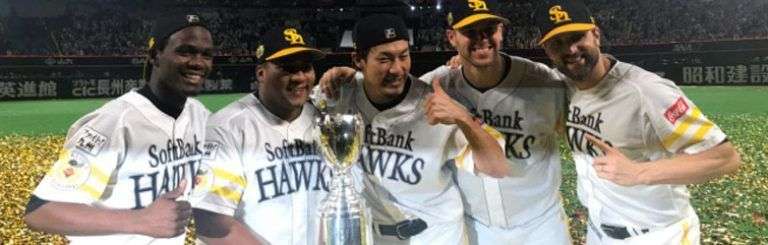 Los cubanos Liván Moinelo (1-i) y Alfredo Despaigne (2-i) celebran junto a otros integrantes de los Halcones de SoftBank el título de la Liga de Japón. Foto: ads305.com.