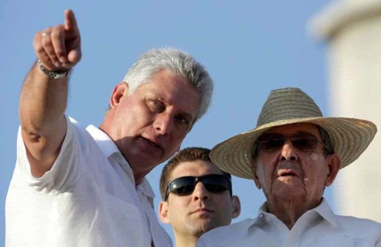 Miguel Diaz-Canel y Raúl Castro durante el acto por el 1o de mayo de 2016. Foto: Reuters.