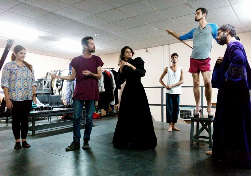 Actores de Teatro El Público durante los ensayos de "Ivonne, Princesa de Borgoña". Foto: Perfil en Facebook de la compañía.