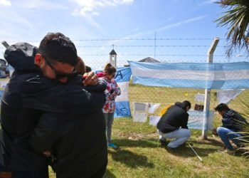 Familiares y amigos de los submarinistas argentinos desaparecidos se abrazan en la base naval de Mar de Plata. Foto: Esteban Felix / AP.