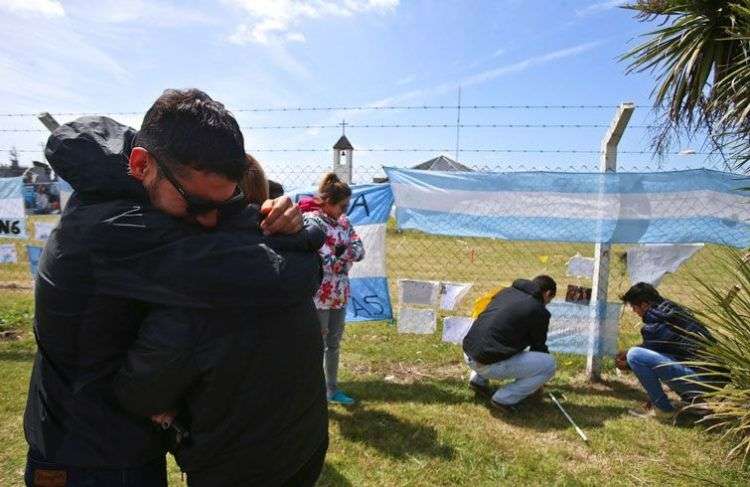 Familiares y amigos de los submarinistas argentinos desaparecidos se abrazan en la base naval de Mar de Plata. Foto: Esteban Felix / AP.
