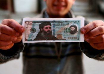 Un billete falso de 100 dólares que retrata líderes del ISIS. Foto: Bassam Khabieh / Reuters.