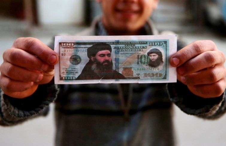 Un billete falso de 100 dólares que retrata líderes del ISIS. Foto: Bassam Khabieh / Reuters.