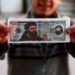 Un billete falso de 100 dólares que retrata líderes del ISIS. Foto: Bassam Khabieh / Reuters.