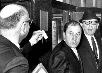 Frank Ragano (centro) y Santo Trafficante Jr. (derecha) antes de una vista judicial. Foto: New York Daily News / Getty Image.