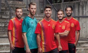 Alba, De Gea, Asensio, Koe e Isco posan con la nueva camiseta de España para Rusia 2018. Foto: http://www.footyheadlines.com.