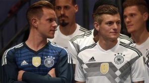 Ter Stegen y Kroos durante la presentación de la nueva camiseta de la selección alemana. Foto: www.sport.es.
