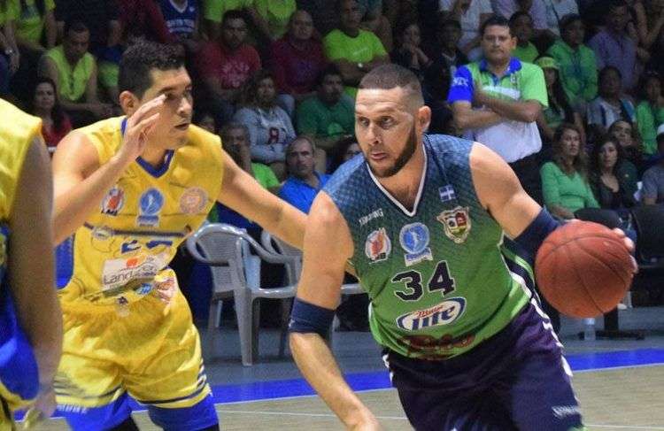 Orestes Torres (d) con la camiseta del club Santa Tecla de la Liga Mayor de El Salvador. Foto: El Tecleño.