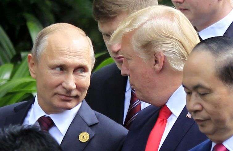 Vladimir Putin y Donald Trump, hablan a su llegada para una foto familiar durante una sesión de la cumbre de la Asociación de Cooperación Económica Asia Pacífico (APEC, por sus siglas en inglés) en Danang, Vietnam. Foto: AP/Hau Dinh.