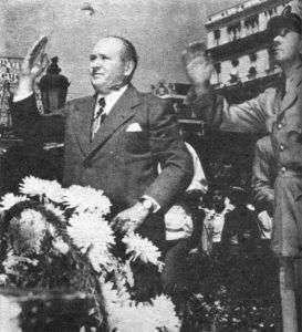 El embajador estadounidense Robert Butler depositó un ramo de flores al pie de la estatua de Martí, en compañía del agregado naval de su embajada. Foto: Bohemia.