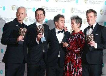 De izquierda a derecha, el director Martin McDonagh, el productor Peter Czernin, los actores Sam Rockwell y Frances McDormand, y el productor Graham Broadbent con sus premios a la mejor película por “Three Billboards Outside Ebbing, Missouri” en los Premios BAFTA 2018. Foto: Joel C Ryan / Invision / AP.