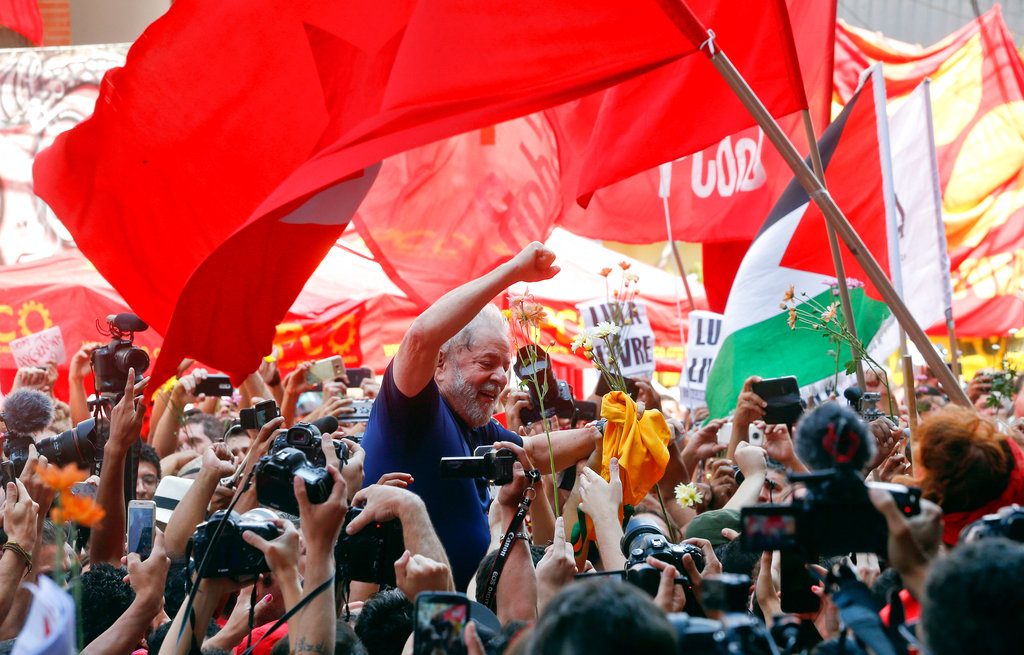 Luiz Inácio Lula da Silva, cargado en hombros por sus simpatizantes a las afueras de la sede del Sindicato de Trabajadores Metalúrgicos en Sao Bernardo do Campo, el 7 de abril de 2018. Foto: Andre Penner / AP.