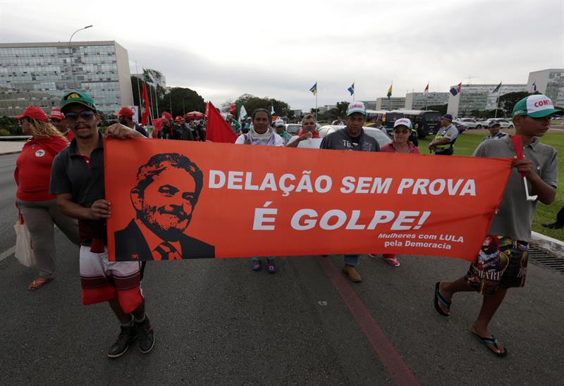 Partidarios de Lula protestan contra la pena de prisión del ex mandatario. 17 abril, Explanada de los Ministerios, Brasilia. Foto: Joédson Alves / EFE.