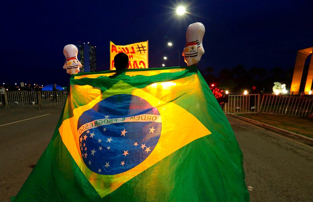 Un manifestante opuesto a Lula afuera del Congreso Nacional en Brasilia, el 4 de abril de 2018. Foto: Eraldo Peres / AP.