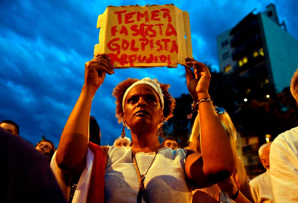 "Temer fascista, golpista, repudio", manifestación en el exterior de la embajada de Brasil en Montevideo. Foto: Matilde Campodónico / AP.