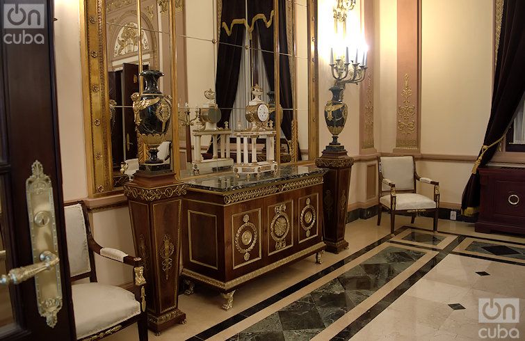Salón Simón Bolívar, espejos con estilo Veneciano. Fue la oficina del Presidente de la Cámara de Representantes. Foto: Otmaro Rodríguez.