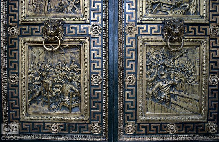 En las puertas de bronce se esculpieron a relieve algunos momentos importantes de nuestra historia. Foto: Otmaro Rodríguez.